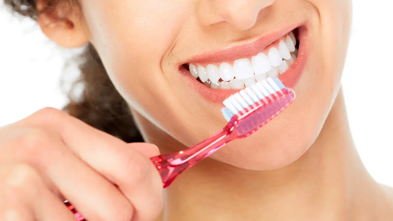 Q-Zahnärzte in Freiburg zeigen wie man richtig Zähne putzt und optimale Mundhygiene erzielt.